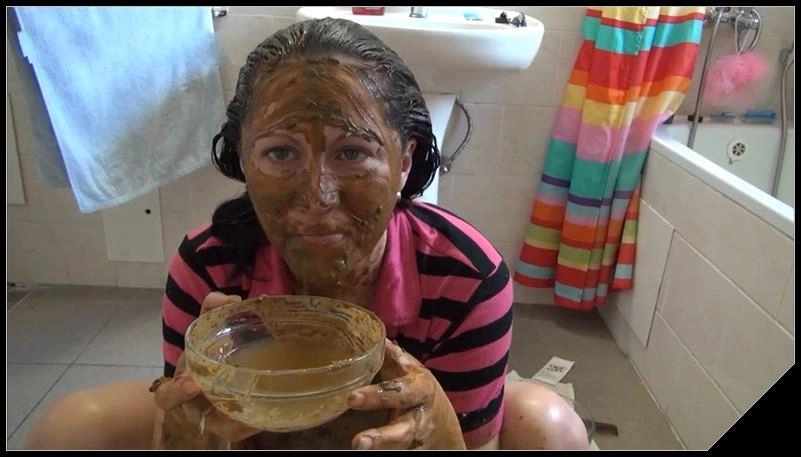  DirtyScatGirl - Hair Coloring [Scat solo, shit, defecation, Pissing, Masturbation, Smearing]