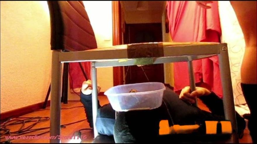 4 Scat Girls – Three Girls Unaware Shitting [FullHD]