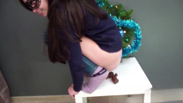 Alina – Christmas pooping