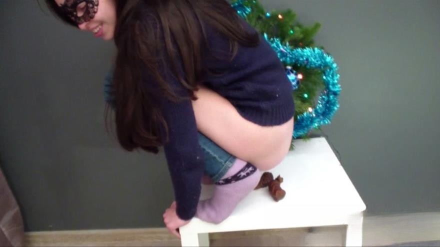 Alina – Christmas pooping