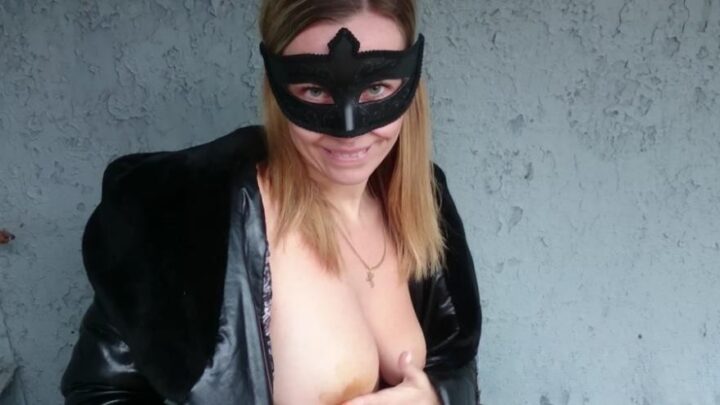 Brown wife – Extreme! Shiting at the public bus stop