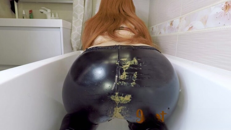 cleopatra – Farts & Shitting in Black Leggings