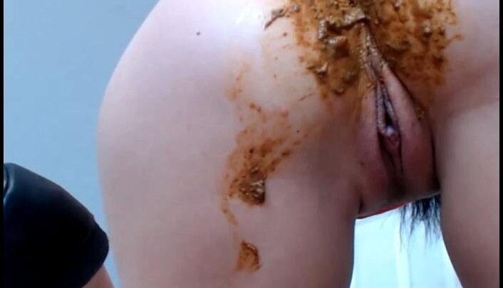 CruelLolaMelo – Desperate Diaper Poop