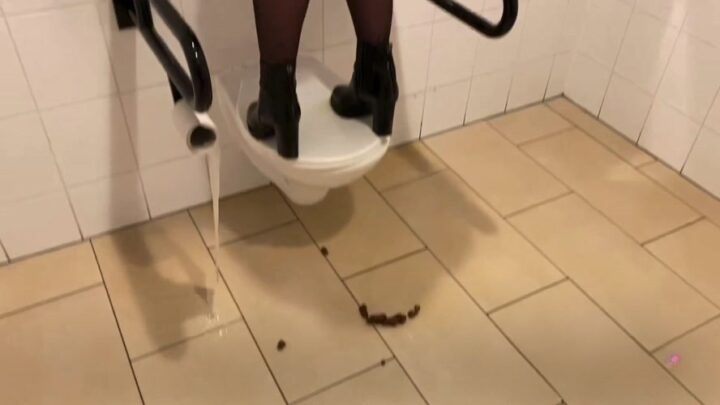 Devil Sophie – Fastfood piglets really messed up the fastfood toilet shit