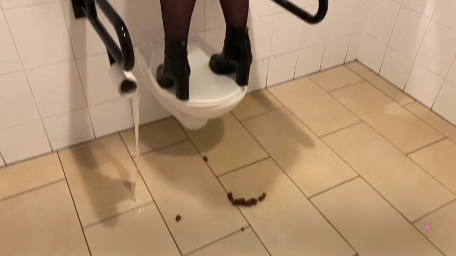 Devil Sophie – Fastfood piglets really messed up the fastfood toilet shit