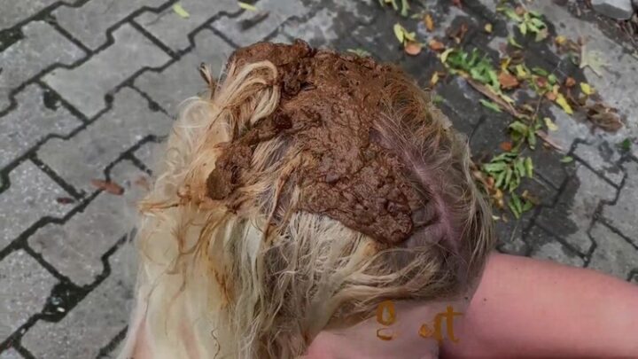 Devil Sophie – Natursektshampoo Outdoor am Ghetto Container