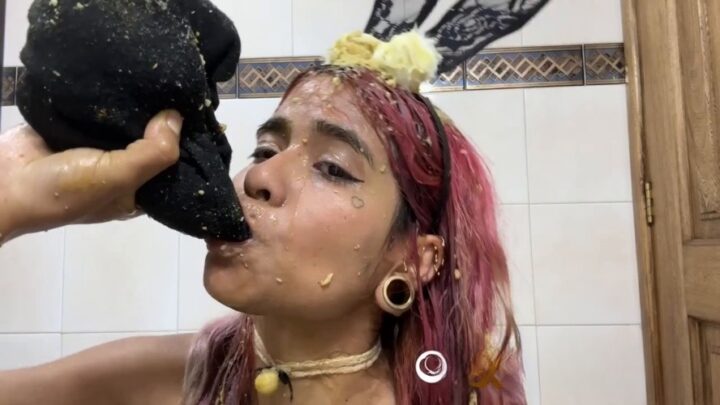 Dirty play with my pee P1