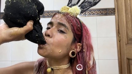 Screenshot 1 from Dirty play with my pee P1
