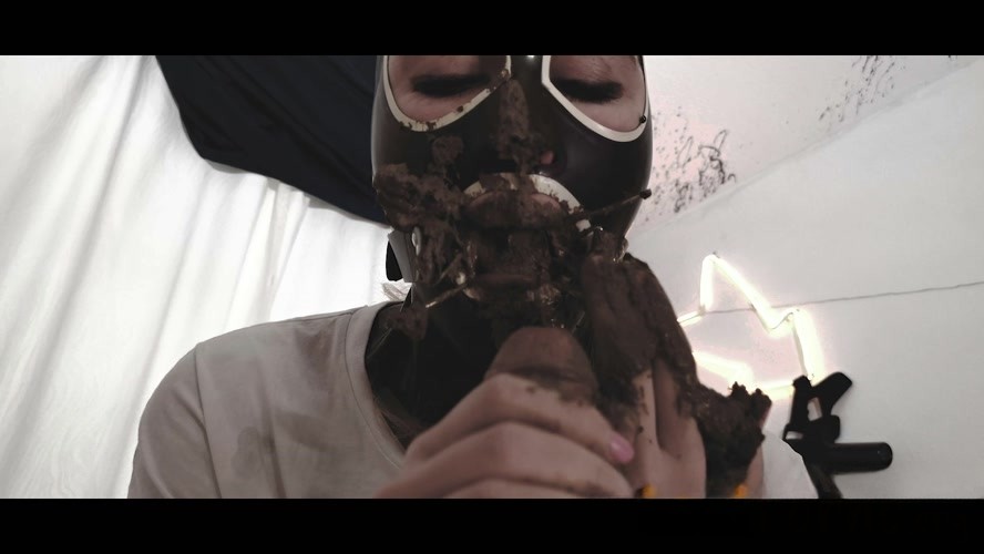 DirtyBetty – latex mouth full of shit