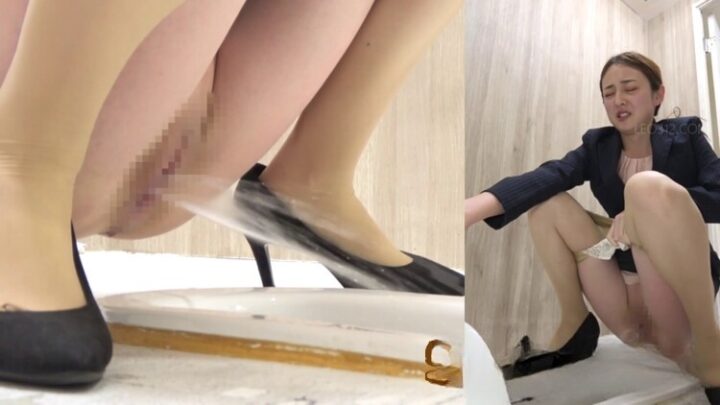 [EE-771] Girls barely holding their pee while waiting by the toilet door. VOL. 5 P2