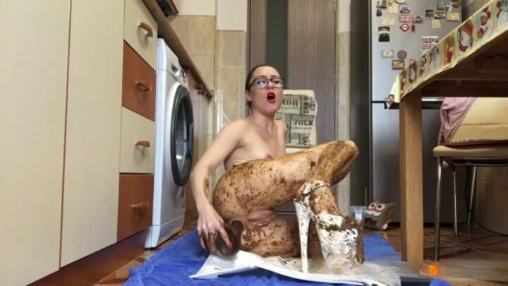 EllaGilbert – Extreme Body Smearing