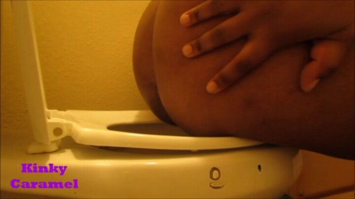 GoddessKinkyCaramel – Kinky Caramel On The Toilet