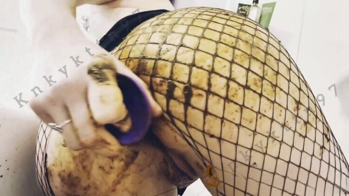 Knkykttn97 – Pooping & Smearing in Fishnets