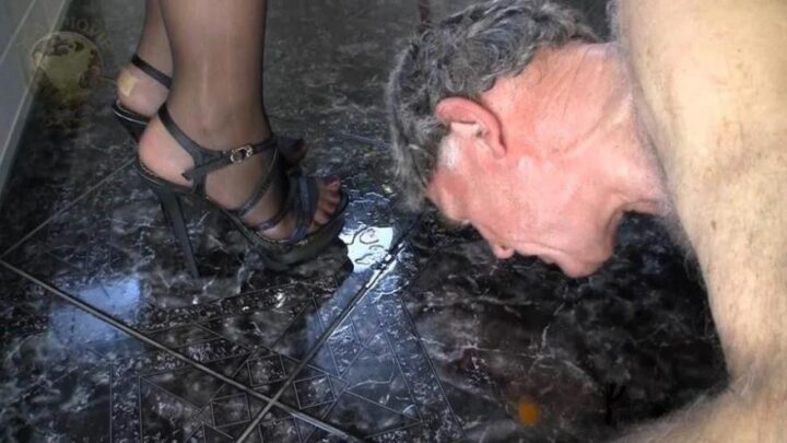 Lady Chantal – Scat and pee dinner