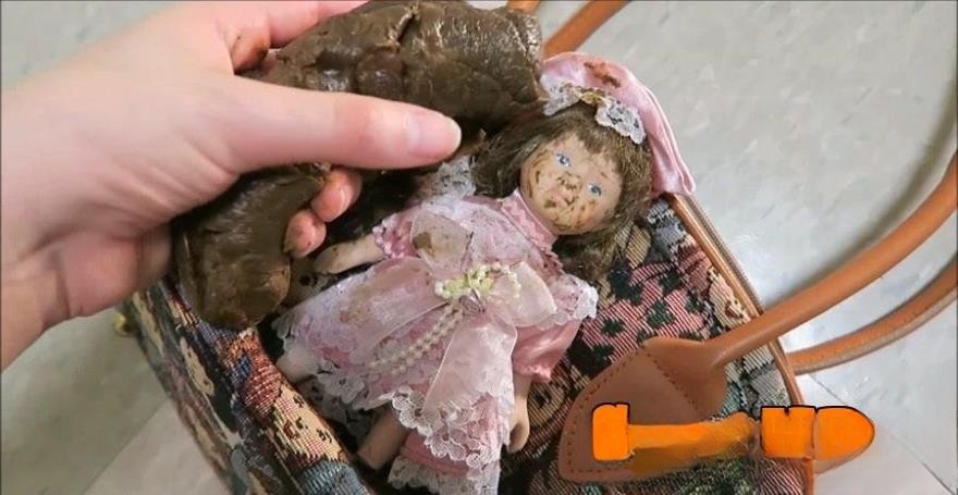 Love Rachelle – Smearing My Purse With Shit