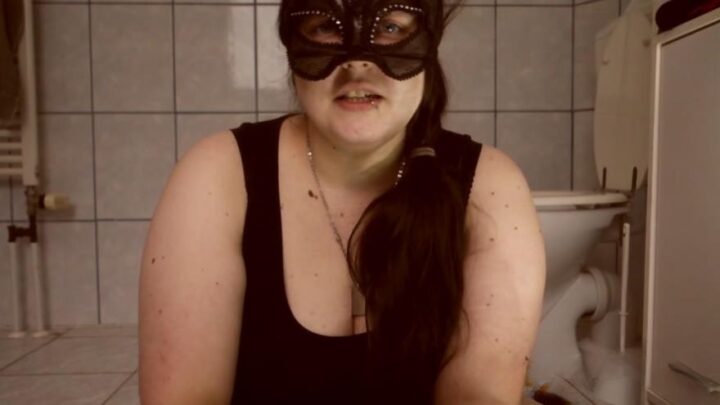 LucyScat – First time swallowing soft poo