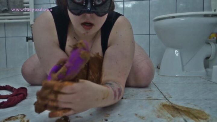 LucyScat – I suck and fuck a shit-dildo