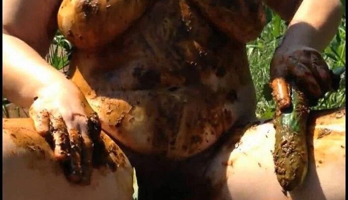 Nicolettaxxx – All my body in Shit Outdoor