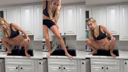 Screenshot 1 from Peeing in my parents kitchen sink