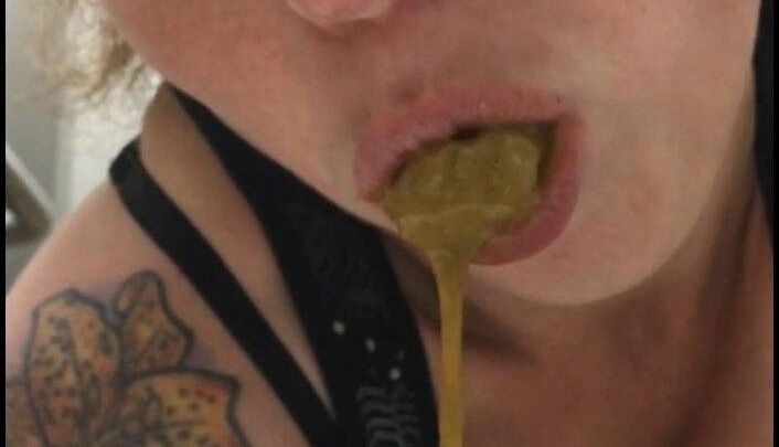 Silvia – Sexy Shit Sucking