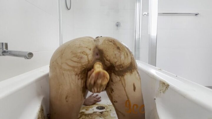 Sweet Bella – Filthy Bathtub Fun